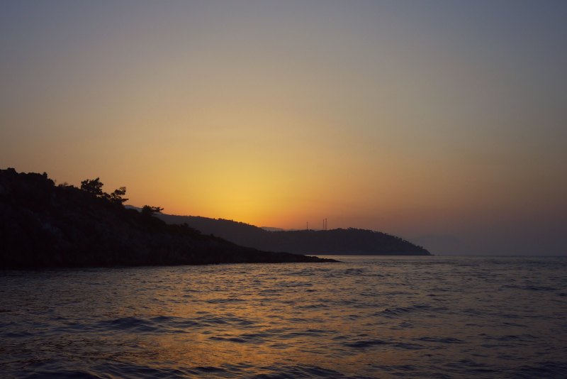 In den Sonnenuntergang segeln