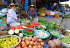 Obst und Gemüse in allen Farben auf dem Markt von Hoi An