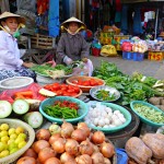 Obst und Gemüse in allen Farben auf dem Markt von Hoi An