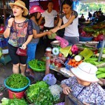 Vietnam: Vor dem Kochkurs werden die Zutaten erklärt und probiert.