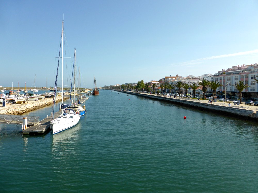 Promenade zwischen Fort und Hafen