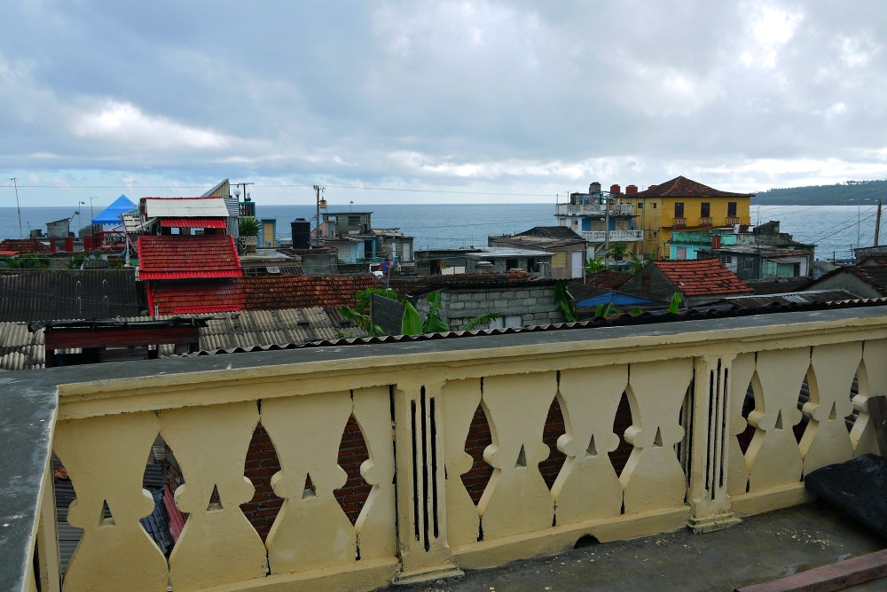 Blick von der Dachterrasse des Casa Particular auf Baracoa