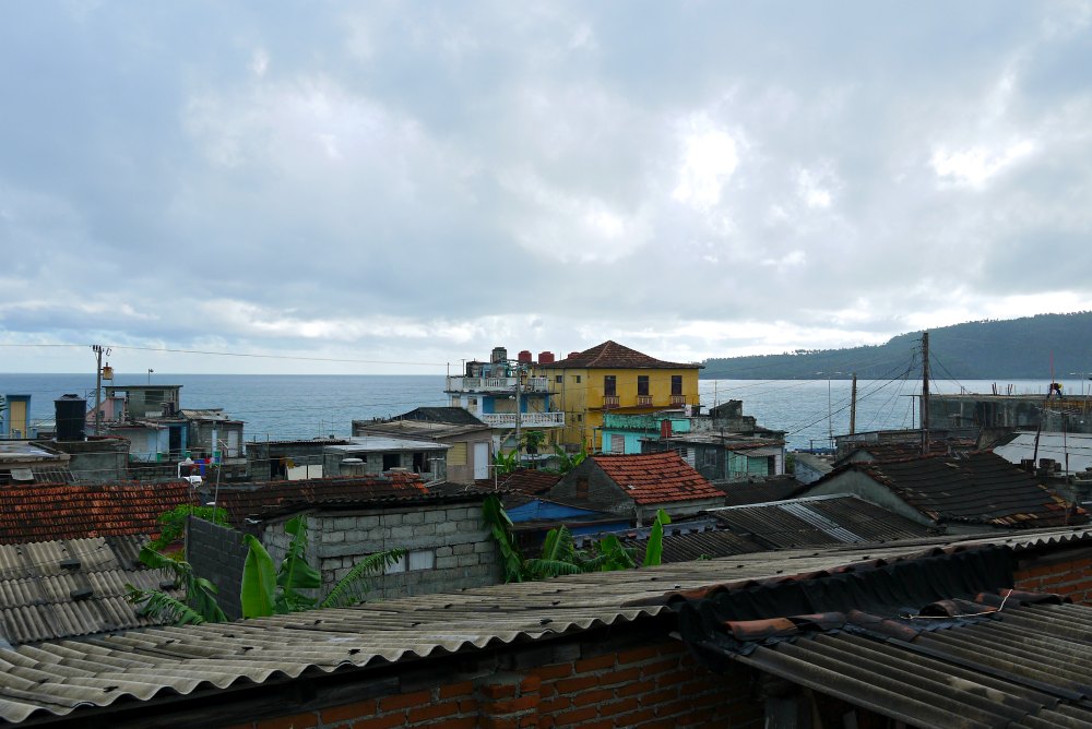 Blick von der Dachterrasse des Casa Particular auf Baracoa