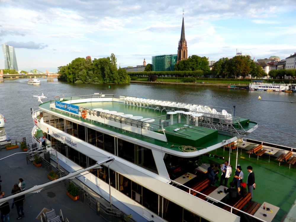 Frankfurt: Schifffahrt auf dem Main