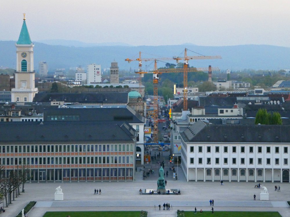 Blick auf den Schlossplatz und die Baustellen von Karlsruhe