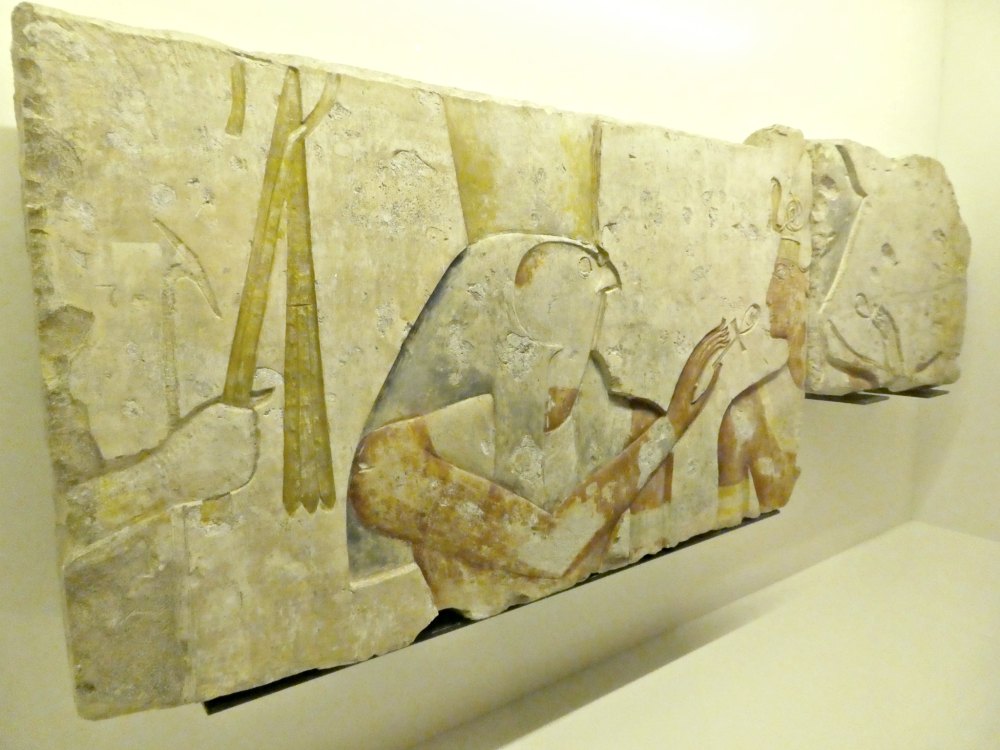 Ramses Ausstellung: Wandrelief Ramses und Horus