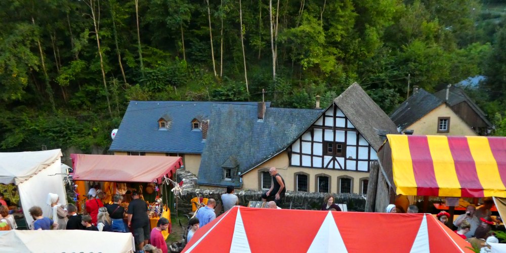 Stände beim historischen Burgenfest in Manderscheid