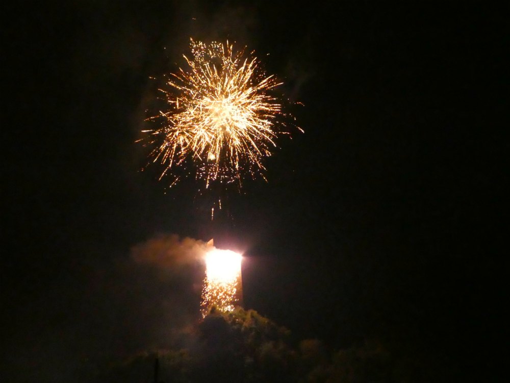 Historisches Burgenfest in Manderscheid: Feuerwerk über der Niederburg