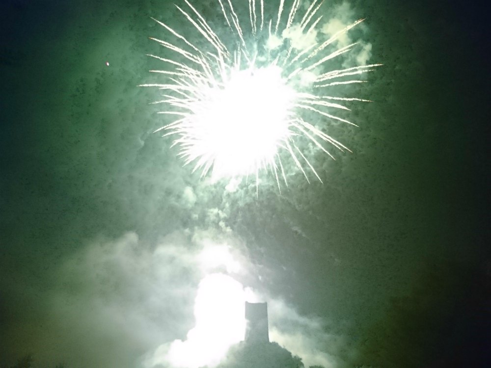 Historisches Burgenfest in Manderscheid: Feuerwerk über der Niederburg
