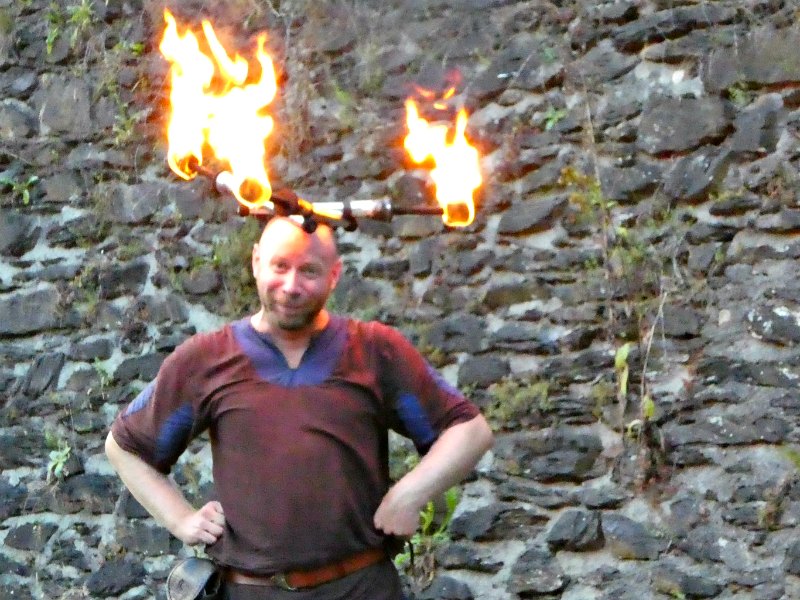 Gaukler Nils fasziniert sein Publikum mit Feuer Jonglage