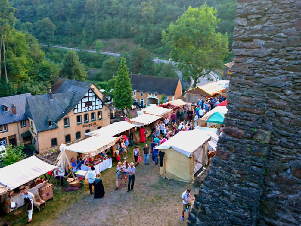 Handwerkermarkt beim historischen Burgenfest in Manderscheid