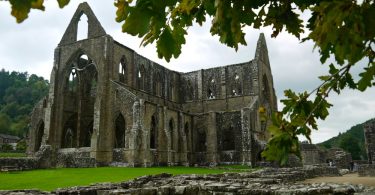 Romantische Klosterruine Tintern Abbey in Wales