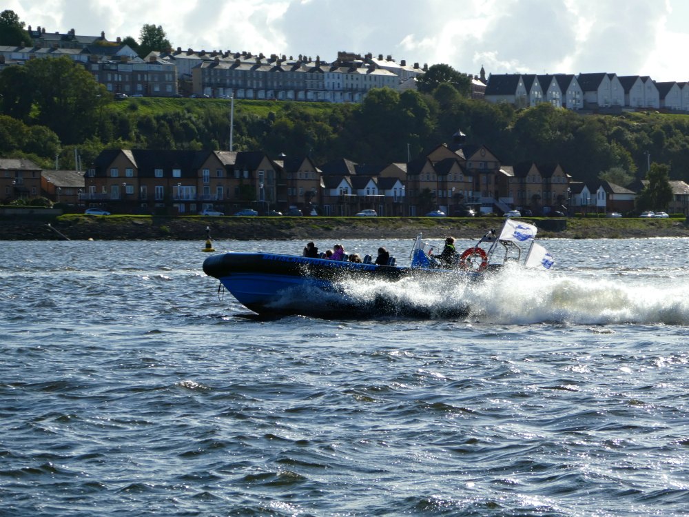 Mit dem Speedboat über die Cardiff Bay