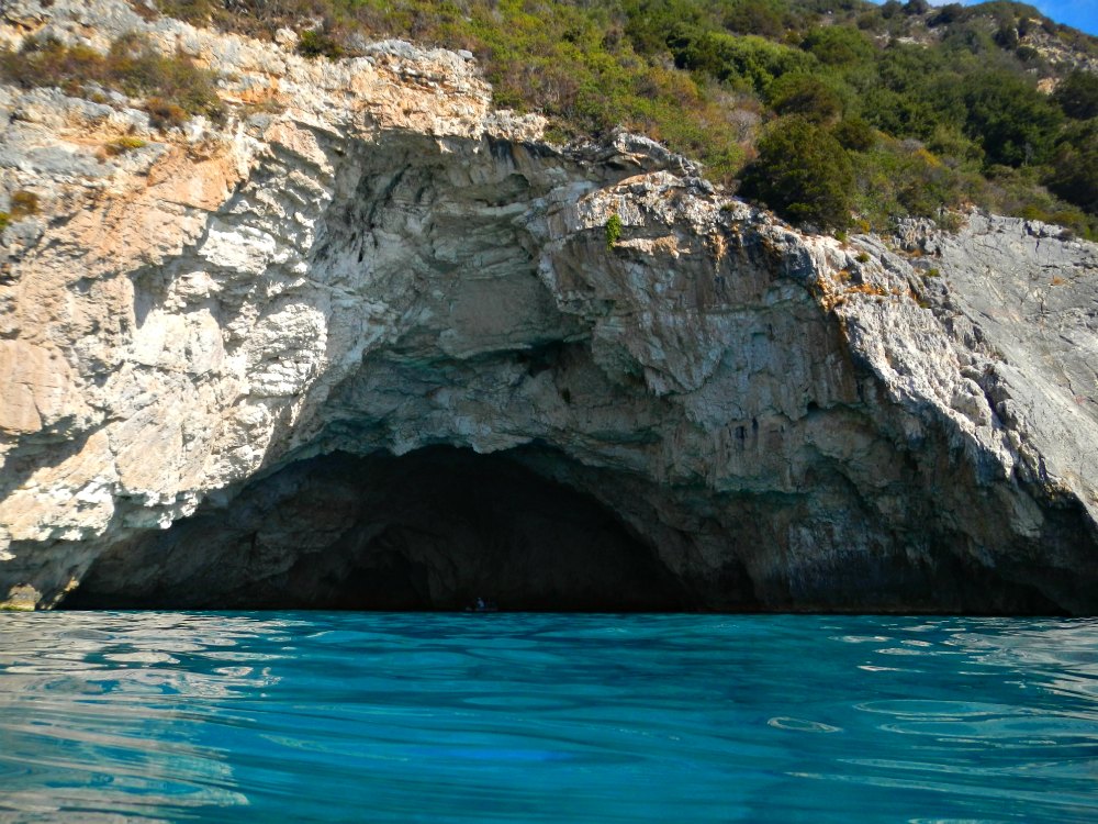 Türkisblaues Wasser bei den Blauen Grotten von Paxos