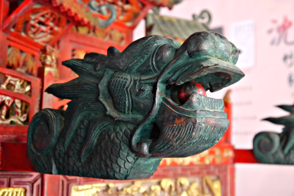 Drachenkopf-Detail an einer chinesischen Sänfte
