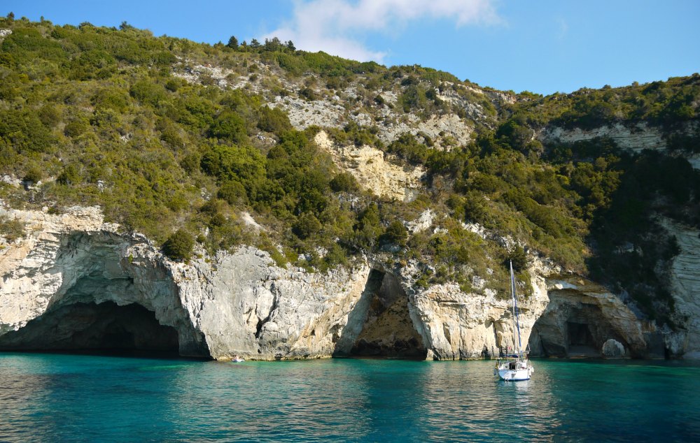 Segelurlaub im Ionischen Meer: Blaue Grotten von Paxos