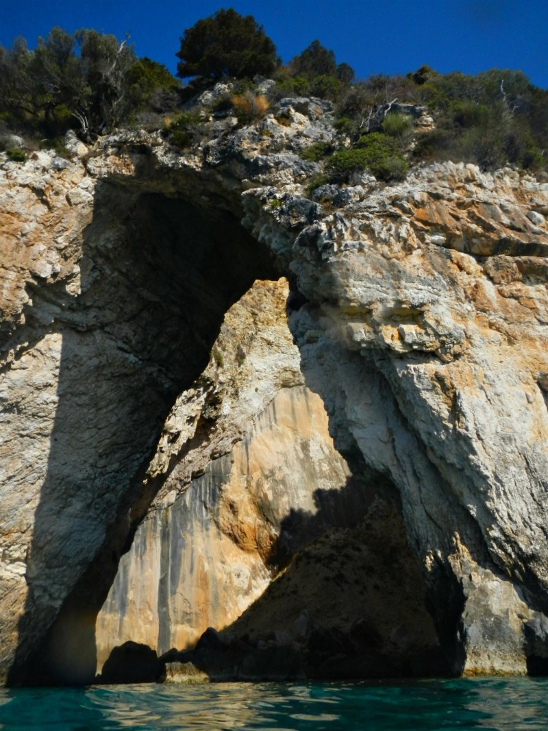 Felsbögen und Höhlen bei den Blauen Grotten von Paxos
