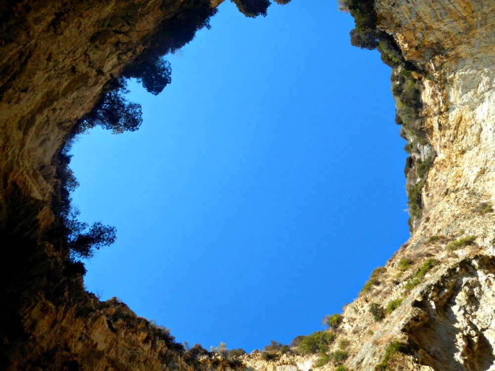 Blick nach oben in den blauen Grotten von Paxos