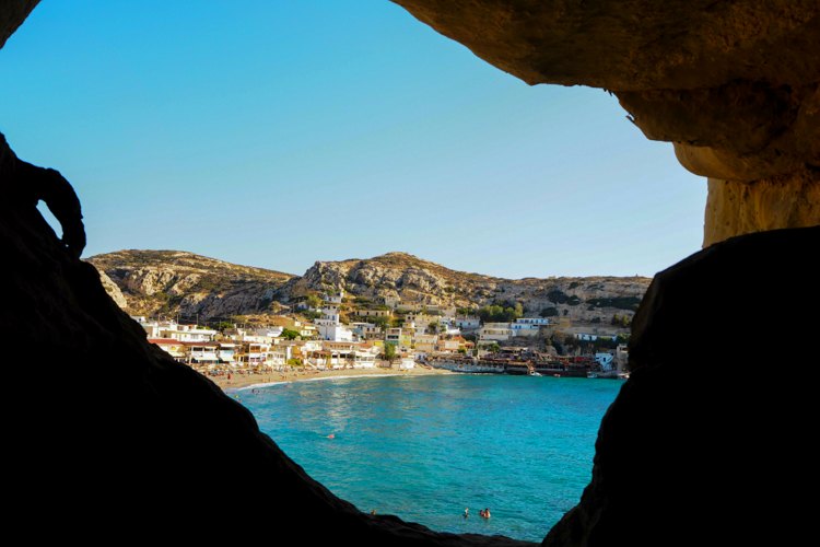 Berühmteste Sehenswürdigkeit von Matala sind die zum Teil noch bewohnten Höhlen| Bild: Gooseberry Pictures