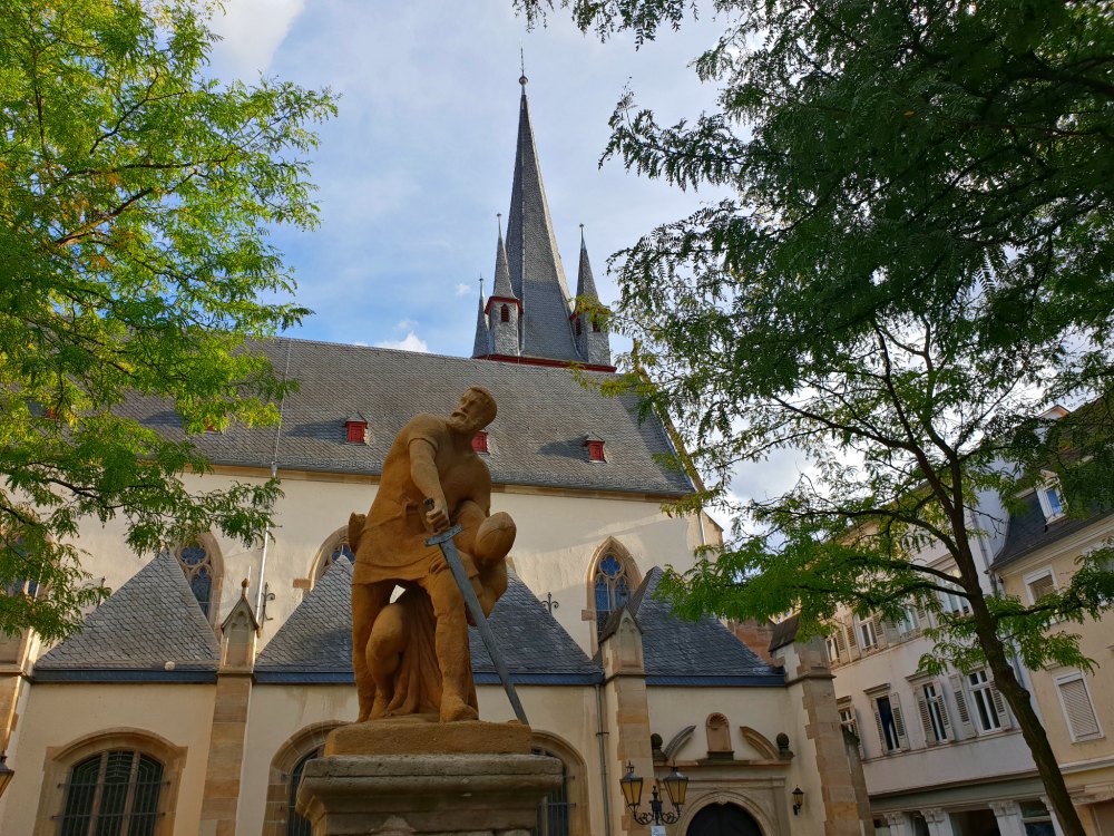 Eiermarkt mit Michel Mort Denkmal in Bad Kreuznach