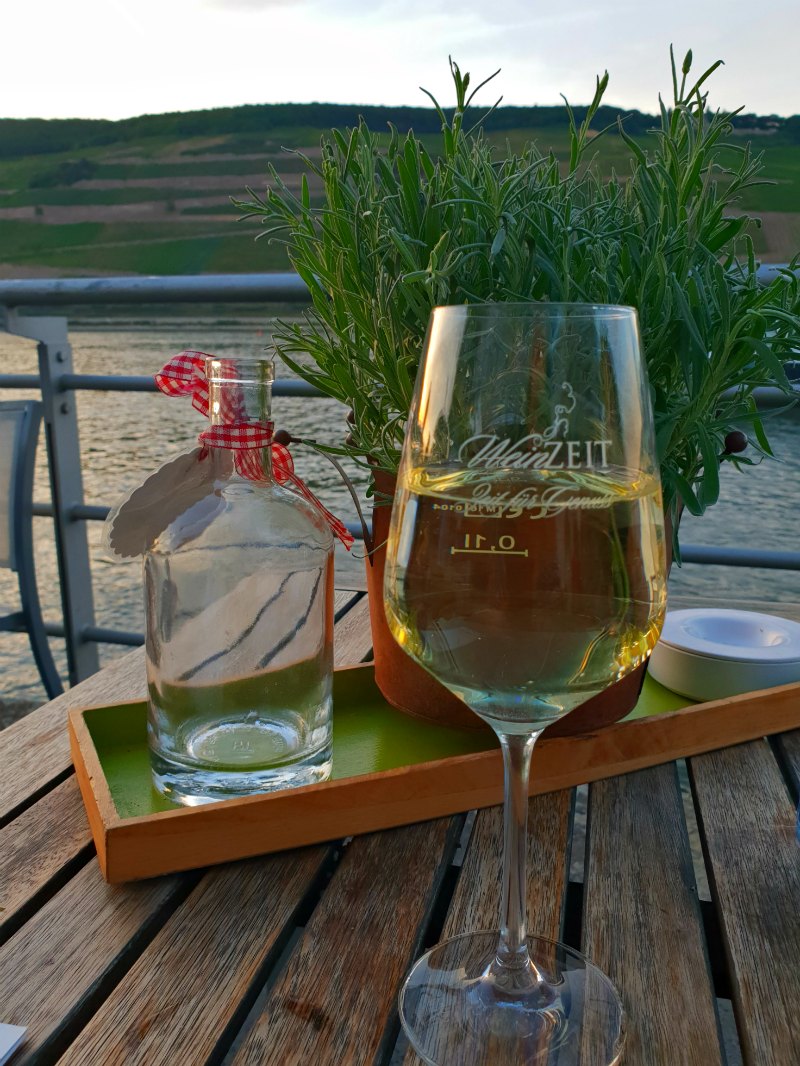 Weingenuss am Fluss in der WeinZeit Vinothek in Bingen am Rhein