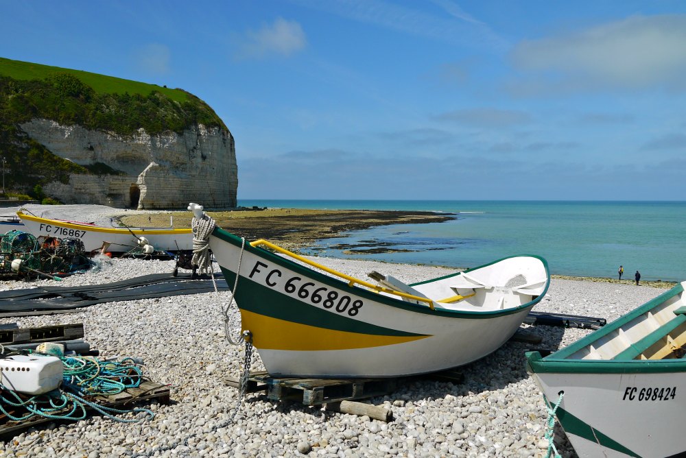Wohnmobil-Tour in der Normandie: Fischerboote am Strand von Yport