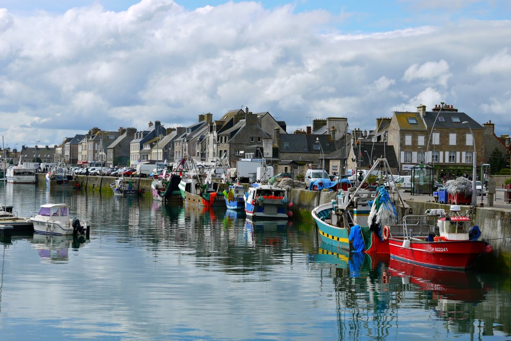 Fischerboote im Hafen von Saint-Vaast-la-Hougue in der Normandie