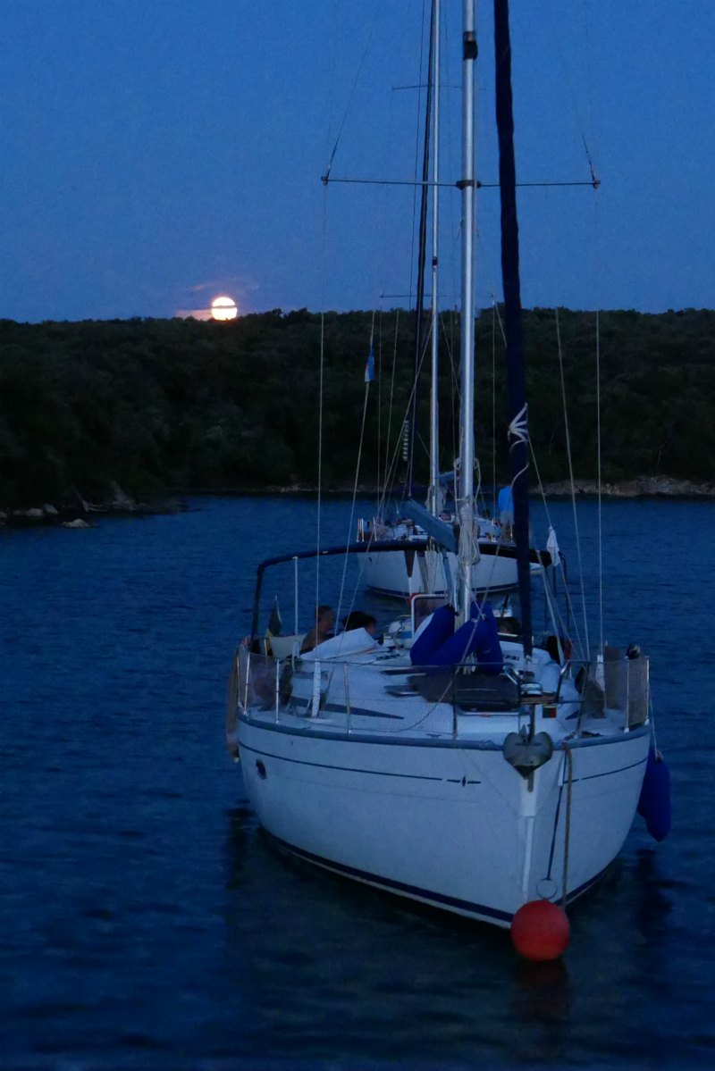 Segeln in der Kvarner Bucht: Mondaufgang Ankerbucht Insel Cres