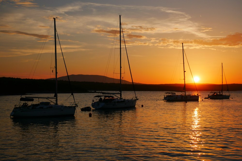 Segeln in der Kvarner Bucht: Sonnenuntergang Insel Cres