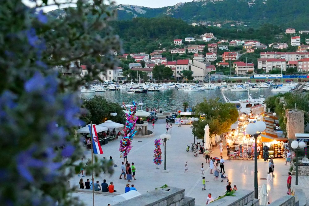 Kroatien: Abends in Rab Stadt