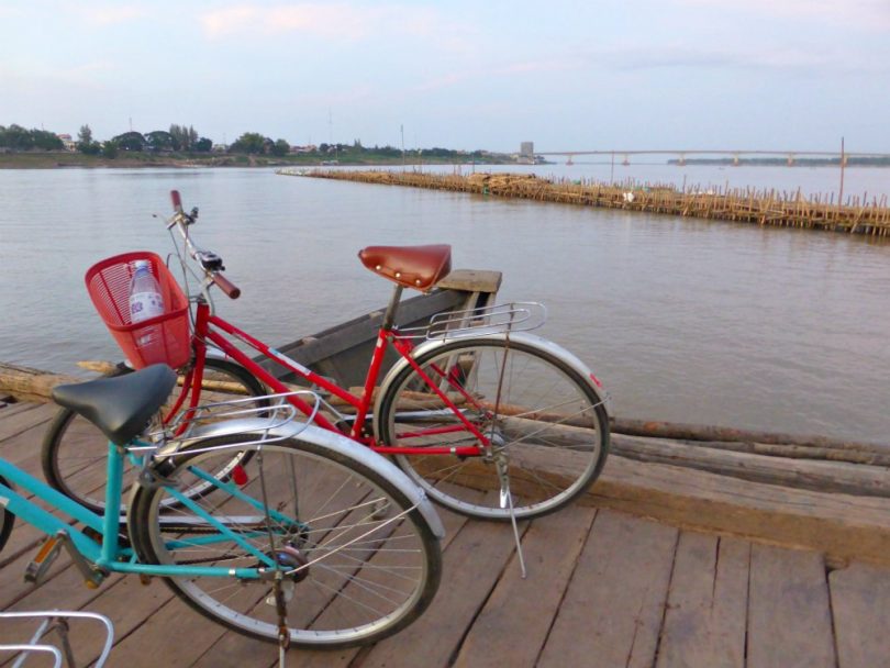 Mit dem Rad über die Bambusbrücke von Kampong Cham