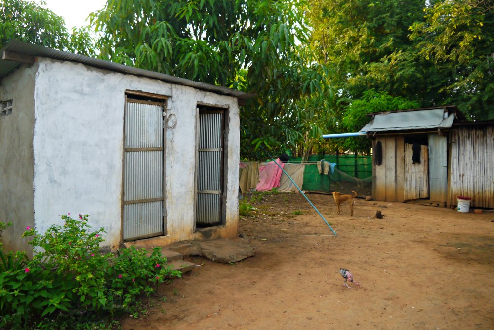 Homestay Chambok: Toilettenhäuschen im Hof