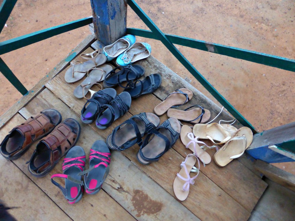 Schuhsammlung vor dem Eingang ins Gemeinschaftsschlafzimmer
