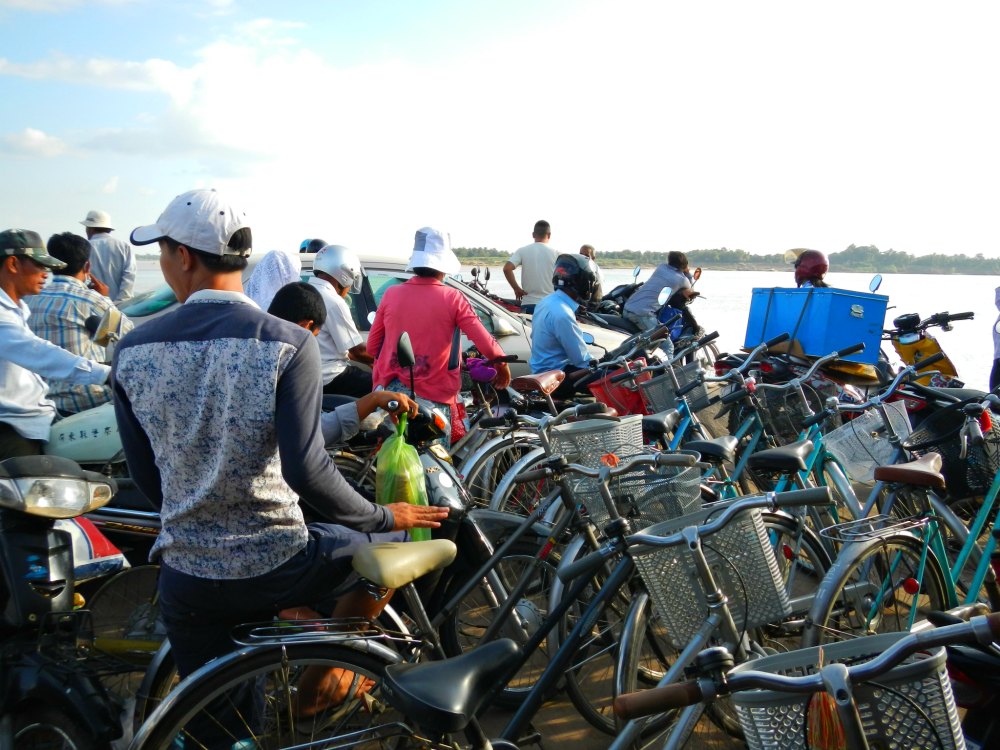 Kampong Cham: Passagiere und Räder auf der Mekong-Fähre