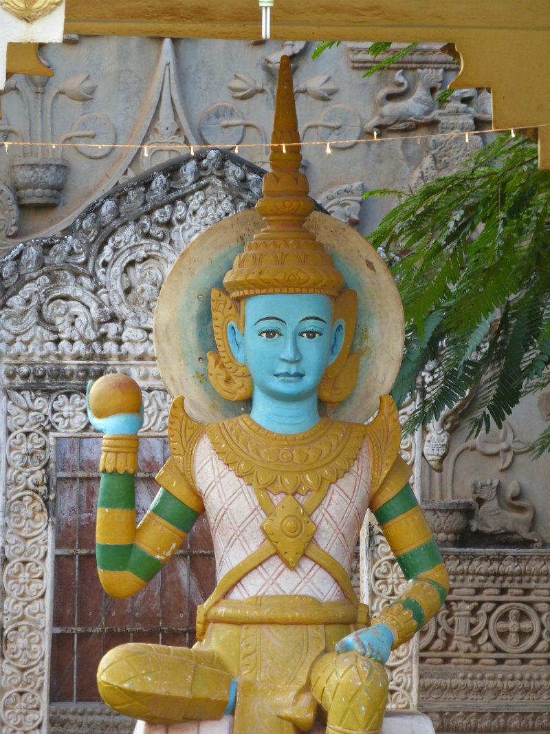 Buddha-Statue am Tempel von Koh Pen