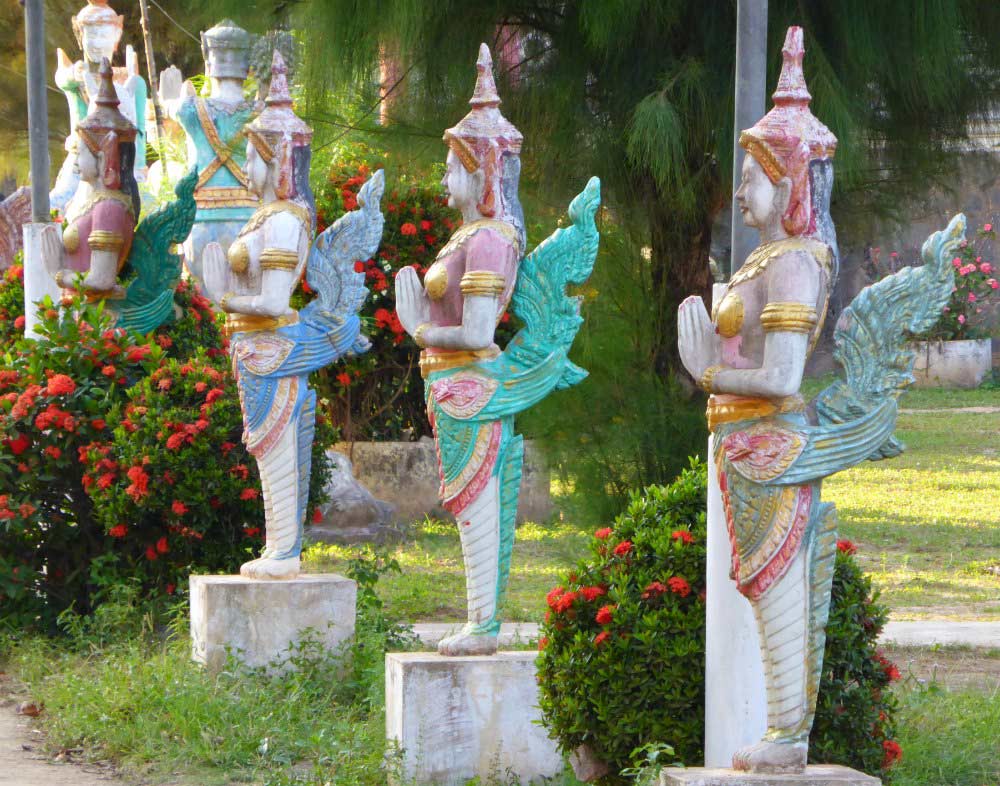 Statuen am Tempel von Koh Pen