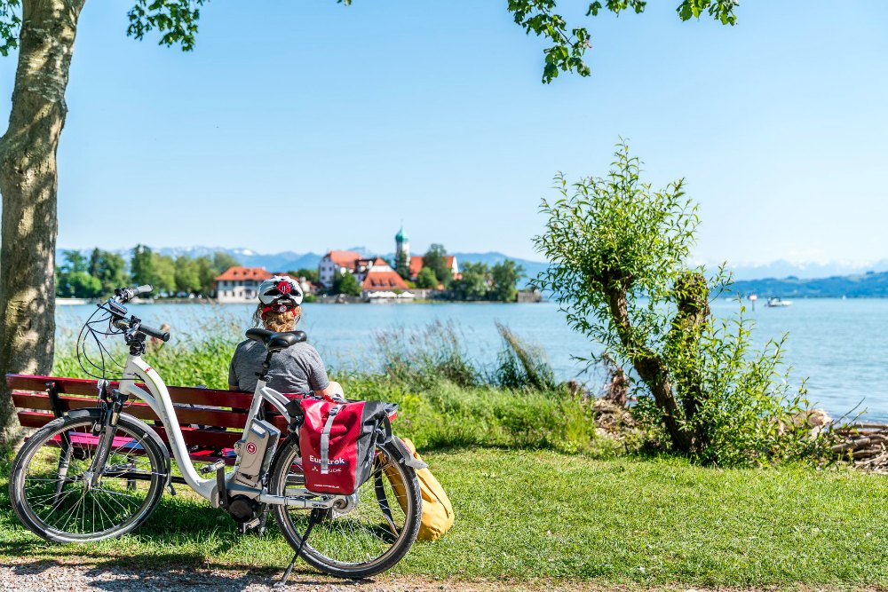Radeln auf dem Bodensee-Radweg: Pause in der Wasserburger Bucht | Bild: Travelita