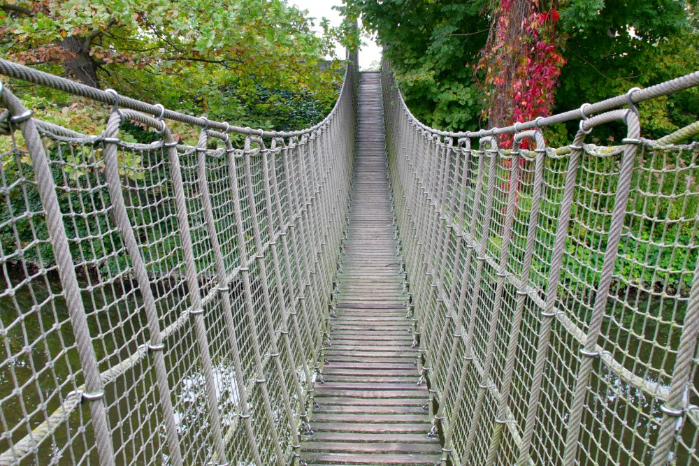 Hängebrücke im Schlosspark Zeitz