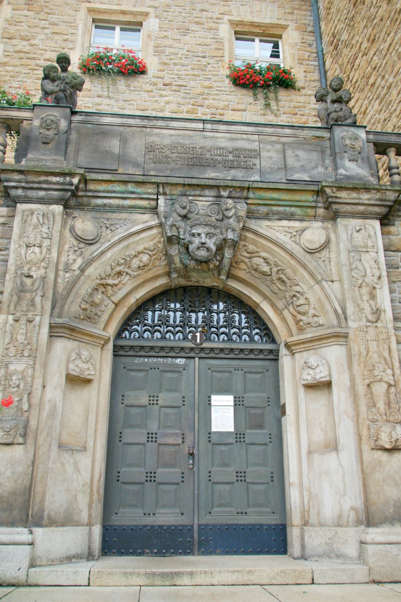 Tür des Zeitzer Rathauses