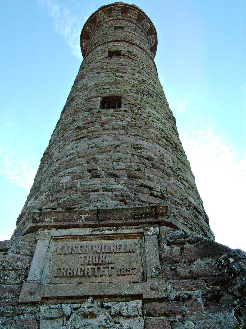 Die wuchtigen Mauern des Kaiser-Wilhelm-Turms, besser bekannt als Hohlohturm