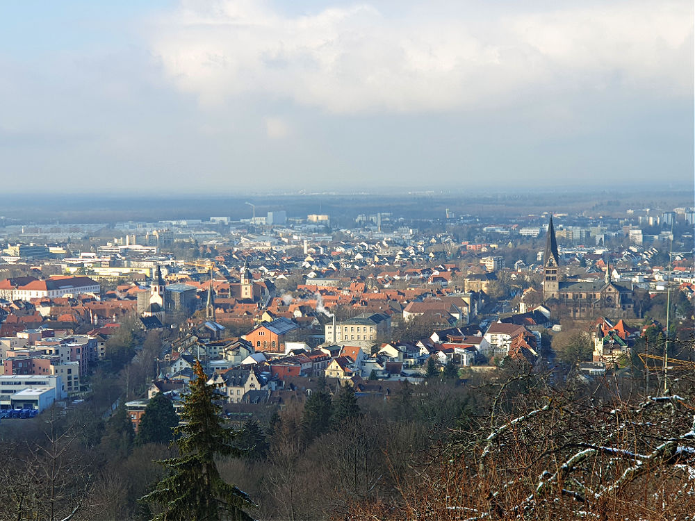 Blick über die Stadt Ettlingen vom Weißen Häusle aus