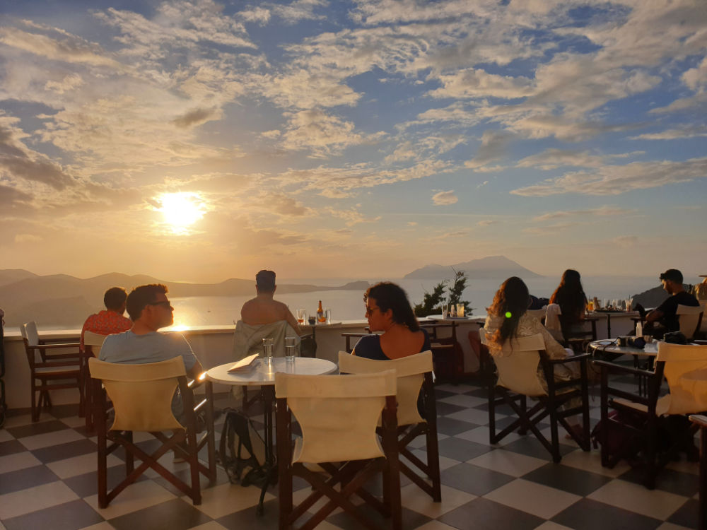 Sunset-Hotspot Utopia Café in Milos