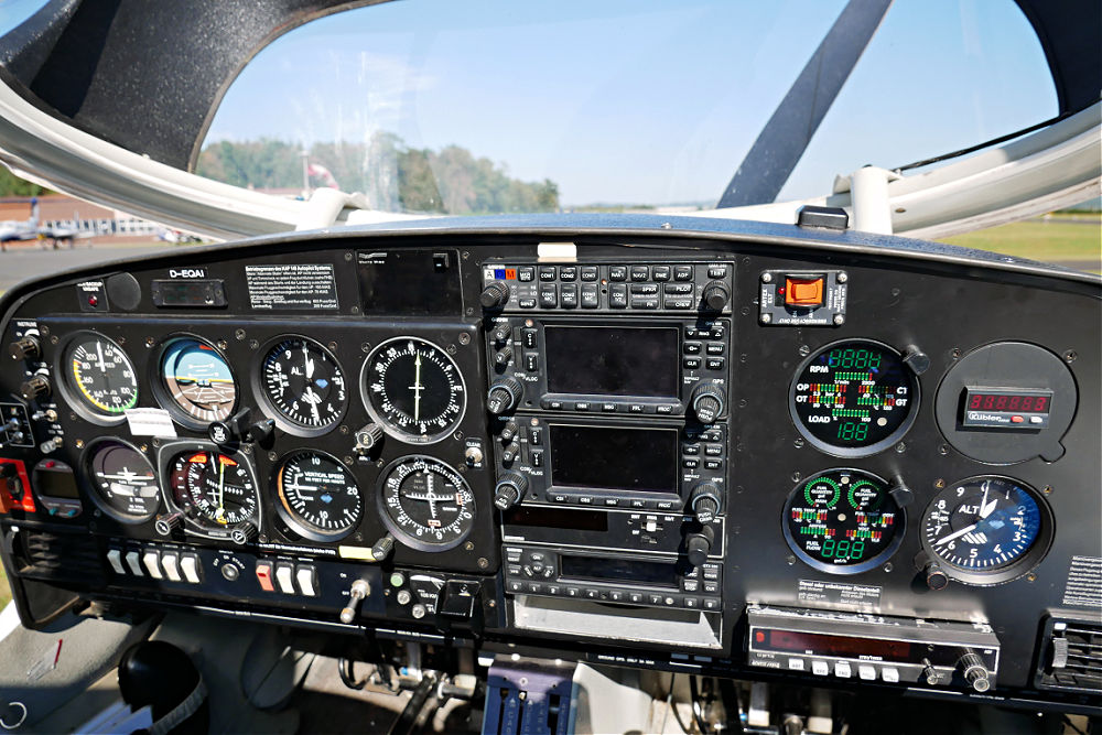Flug über Churfranken: Cockpit des Sportflugzeugs
