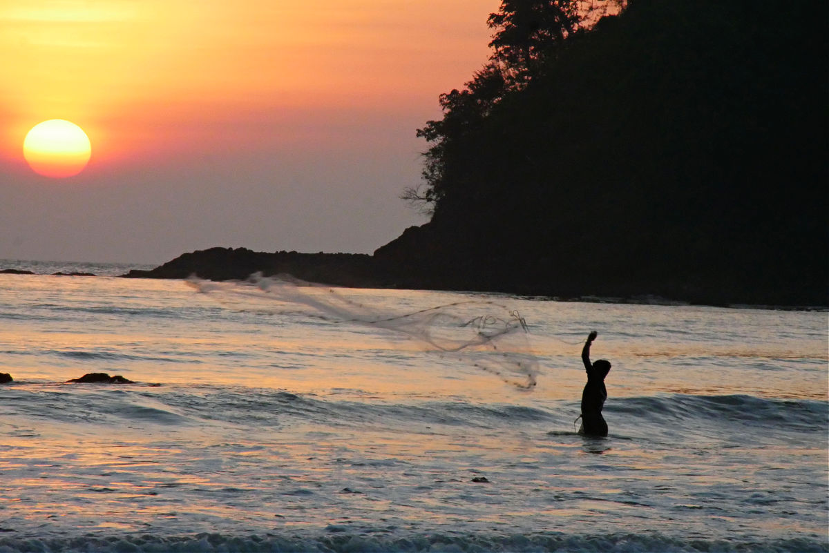 Fischer am Strand von Agonda bei Sonnenuntergang
