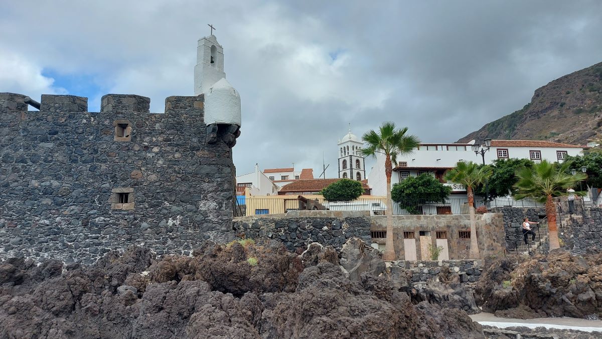 Erstarrte Lava im alten Hafen von Garachico