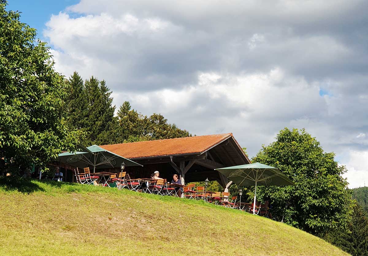 Wanderer stärken sich in der Panoramahütte Baiersbronn